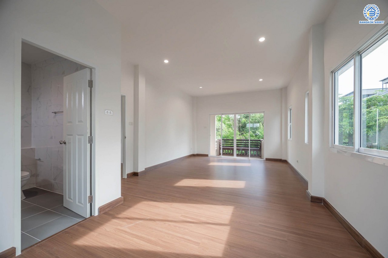 บ้านมือสองตกแต่งใหม่ โครงการ บ้านอาภา2 ปิ่นเกล้า-สวนผัก เนื้อที่ 61 ตร.ว. ฟังก์ชัน 3 ห้องนอน 3 ห้องน้ำ จอดรถได้ 2 คัน บนทำเลเดินทางสะดวก เชื่อมต่อหลายเส้นทาง ใกล้รถไฟฟ้าสายสีแดง "สถานีบางบำหรุ"